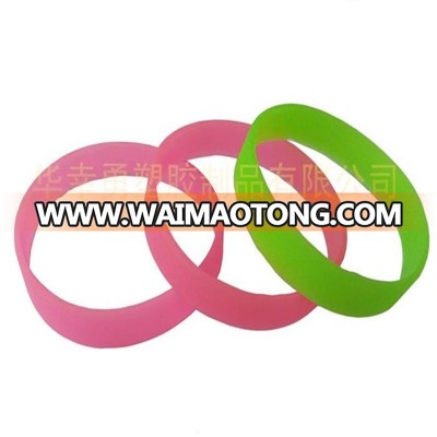 High quality uv color changing silicone wristband bracelet with debossed logo